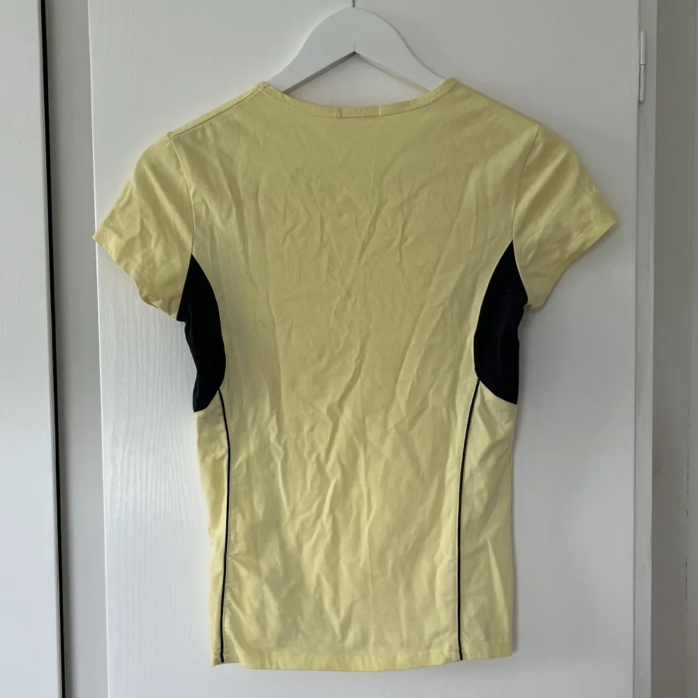 ljus gul tshirt med mörkblåa detaljer!. T-shirts.
