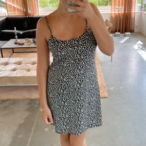 Klänning - Så söt blommig klänning perfekt till sommaren! Marinblå hållet