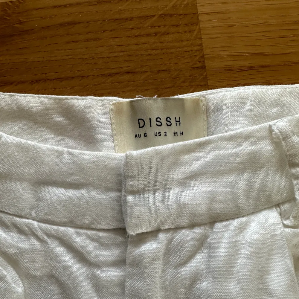 Trendiga linen byxor från Dissh. Jeans & Byxor.