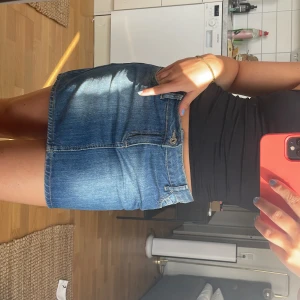 Så söt lågmidjad jeanskjol - Söt kjol jag köpt secondhand på sellply men inte har kommit till användning ❤️‍🔥 köpte för 100 säljer för 60 kr ❤️‍🔥