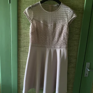 Klänning - Ny klänning i storlek M