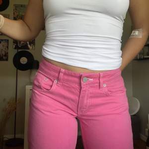 As coola rosa lågmidjade jeans från Nelly med vita sömmar!! Passar någon runt 160-170,  Frakt tilkommer 