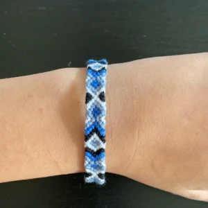 Kompisarmband 🩵 - Ett handgjort kompisarmband i färgen blå vit och svart💗kolla min profil för mer info och pris 