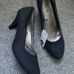 Klackskor - Svarta oanvända klackskor i strl 38