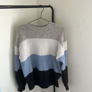 stickad tröja  - Säljer denna superfina slutsålda stickade tröjan som är perfekt till hösten och kalla sommarnätter. Använd endast fåtal gånger och är i superfint skick.      Skriv vid intresse, pris kan diskuteras💕