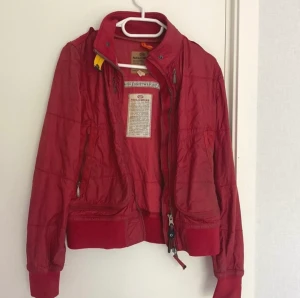 Parajumpers vårjacka  - Väldigt fin Parajumpers jacka   Ett litet hål vid armbågen, därför priset! 