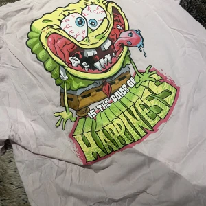 Svampbob t-shirt  - Säljer denna t-shirt då den ej är min stil längre. Använd fåtal gånger storlek L
