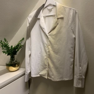 Silkig blus - Vit silkig blus från Chiquelle. Såå mjuk och len mot huden!