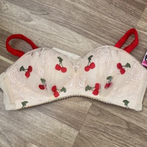 🍒Söt körsbärs BH🍒 - Köpt ifrån japan, säljer pga liten kupa :(((💓💓💓 man kan förlänga banden och passar perfekt under ett linne <3