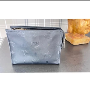 VINTAGE NECESSÄR FRÅN MCM - Liten nätt necessär från MCM  Skick se bilder  Vintage fint beg skick.  Mått 16,5x12 cm