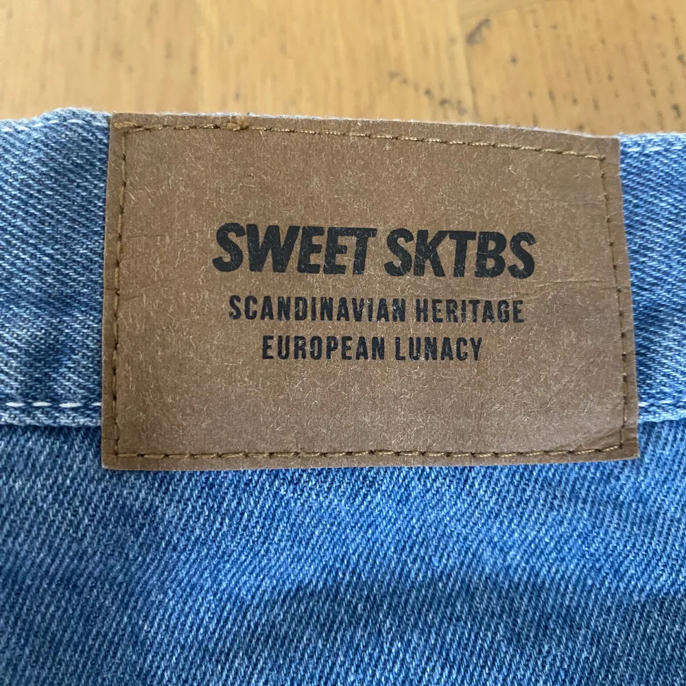 Sweet Sktbs Jeansshorts STORLEK M  Väldigt fina jeanshorts. Ej använda.. Shorts.