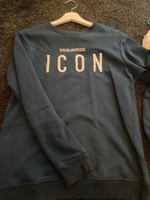 Dsquared2 tröja - Storlek M fin färg. Där det står icon har trådarna börjat lossna lite men annars är tröjan som ny