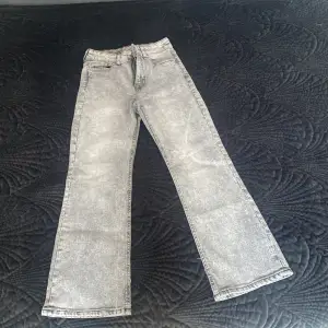Högmidjade gråa bootcat jeans  