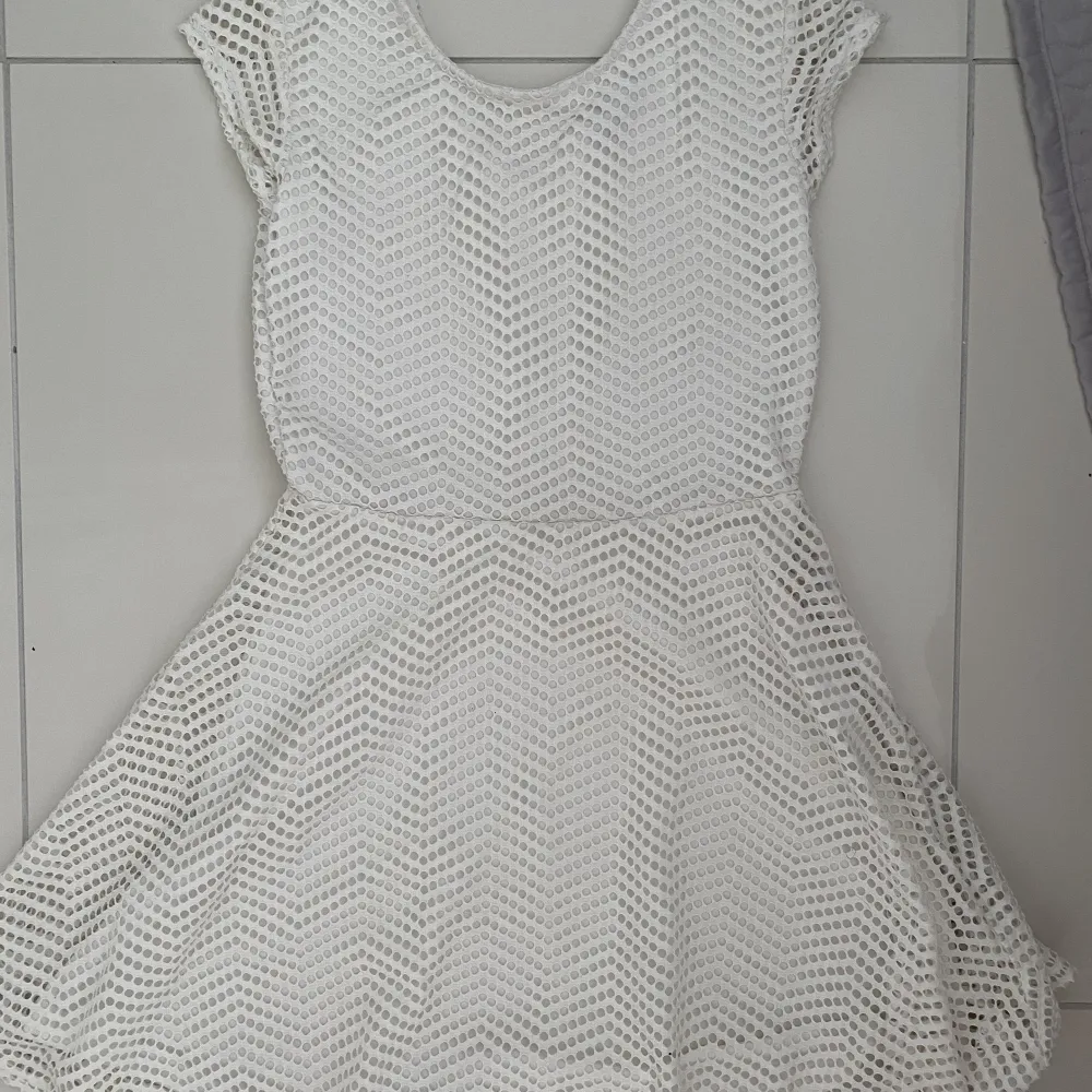 Supergullig klänning från Cubus, storlek 158/164 (passar 32-36 skulle jag säga)  Endast andvänd på en skolavslutning. Säljer då den ej andvänds. . Klänningar.