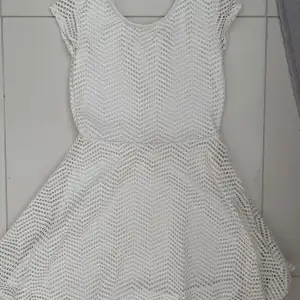 Supergullig klänning från Cubus, storlek 158/164 (passar 32-36 skulle jag säga)  Endast andvänd på en skolavslutning. Säljer då den ej andvänds. 