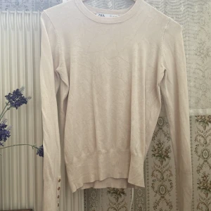 Zara tröja - Säljer min populära tröja från Zara med guldnitar/knappar längst ner på ärmen. Köptes här på Plick för ett tag sedan men har sedan dess aldrig kommit till användning💗 