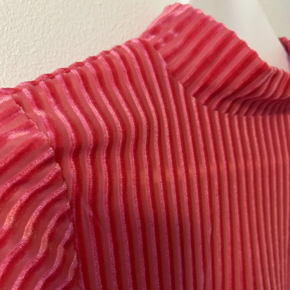 Supersnygg hot Pink tröja i mest och sammet! 🤩💖 - 90