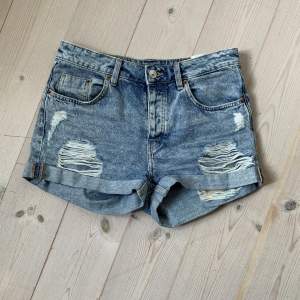 Distressed jeans shorts, högmidjade upp till naveln. Innersömmen är 5cm