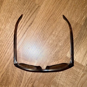 Ray-Ban Boyfriend Glasögon  - Hej! Jag säljer mina Bruna Ray-Ban Boyfriend Galsöngon dom har använts ett få tal gånger bara. Dom är perfekta nu till sommaren.