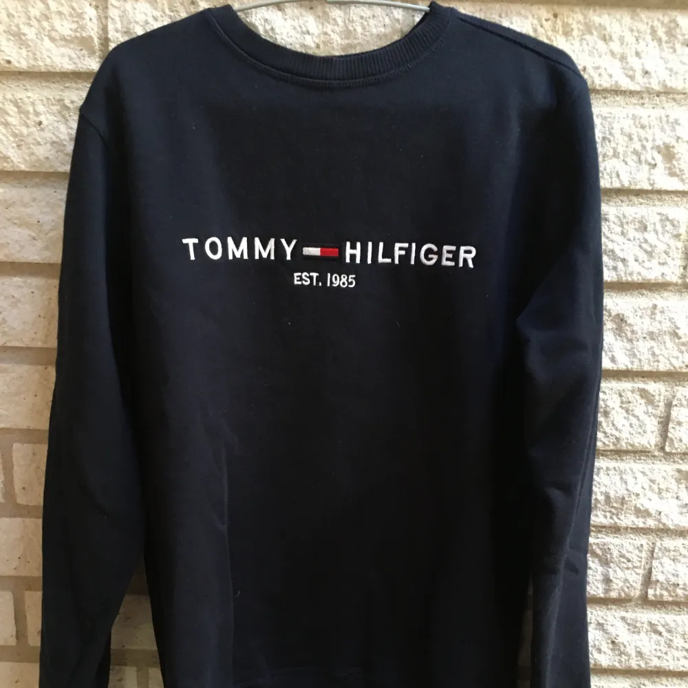Säljer min Tommy hilfiger sweatshirt då den inte har blivit använd så mycket. Den är sparsamt använd och har inga defekter såsom hål eller fläckar. Ny pris 1000 säljer för 300 pris kan diskuteras.. Hoodies.