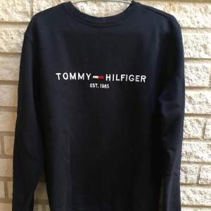 Säljer min Tommy hilfiger sweatshirt då den inte har blivit använd så mycket. Den är sparsamt använd och har inga defekter såsom hål eller fläckar. Ny pris 1000 säljer för 300 pris kan diskuteras.