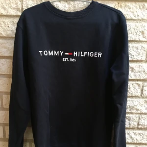 Tommy hilfiger sweatshirt  - Säljer min Tommy hilfiger sweatshirt då den inte har blivit använd så mycket. Den är sparsamt använd och har inga defekter såsom hål eller fläckar. Ny pris 1000 säljer för 300 pris kan diskuteras.