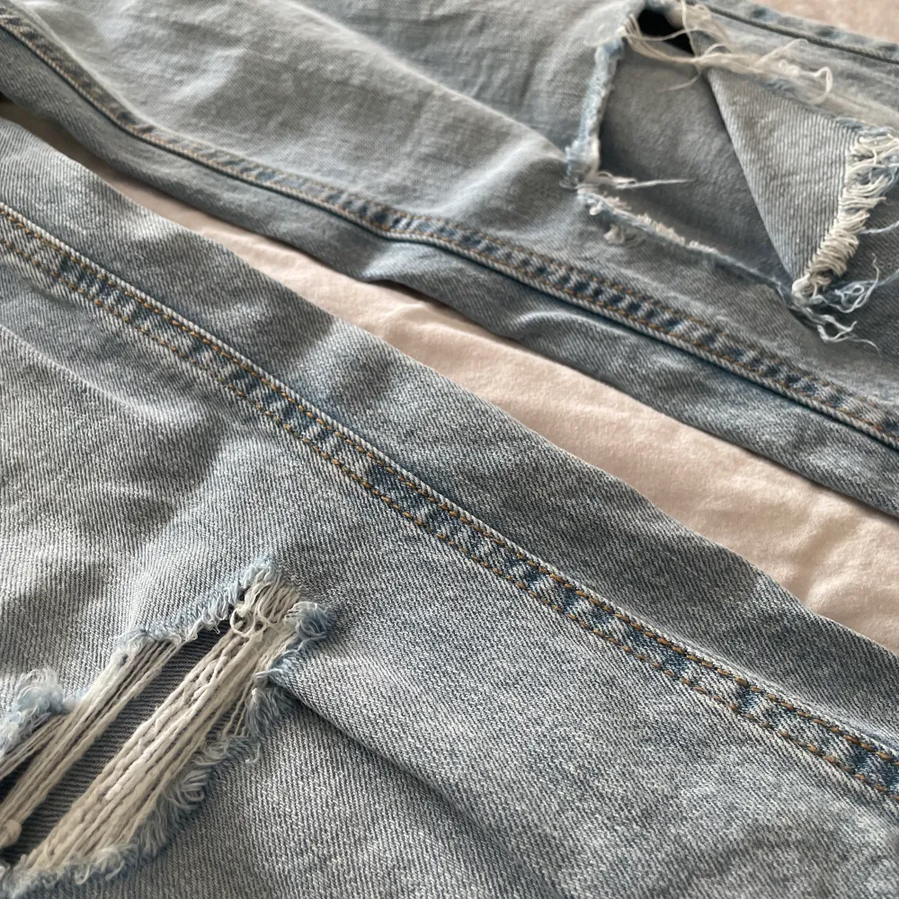 ett par blåa jeans från Kappahl. Lite stela pågrund av tvättning. Använda flertal gånger men i gott skick. Justerbar midja. . Jeans & Byxor.