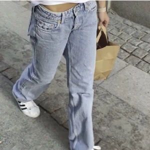 lågmidjade jeans - lågmidjade jeans från bikbok, köpa här på plick men säljer då de var för stora. Storlek 28/34, ordinarie pris 700 🦋 ( lånade bilder <3 )