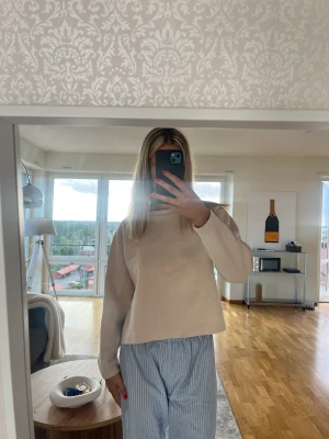 Tröja & other stories  - Jättefin beige tröja från other stories, jättefint skick, storlek 34