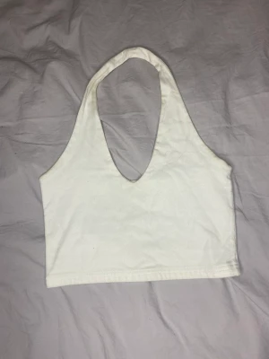 Vit halterneck  - Vit halterneck från Brandy Melville. Perfekt nu i sommar. Bra skick🤍