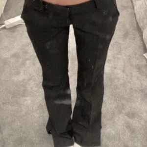  lågmidjade kostymbyxor - Säljer dessa kostym byxor eftersom dom inte längre passar är i storlek 34 men är som en 32.Använda fåtal gånger.Står  inte för frakt.Men pris kan diskuteras💗