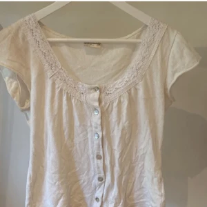 vit blus - säljer denna tröjan som jag köp secondhand då den aldrig kommer till användning längre❤️ känner inte till märket