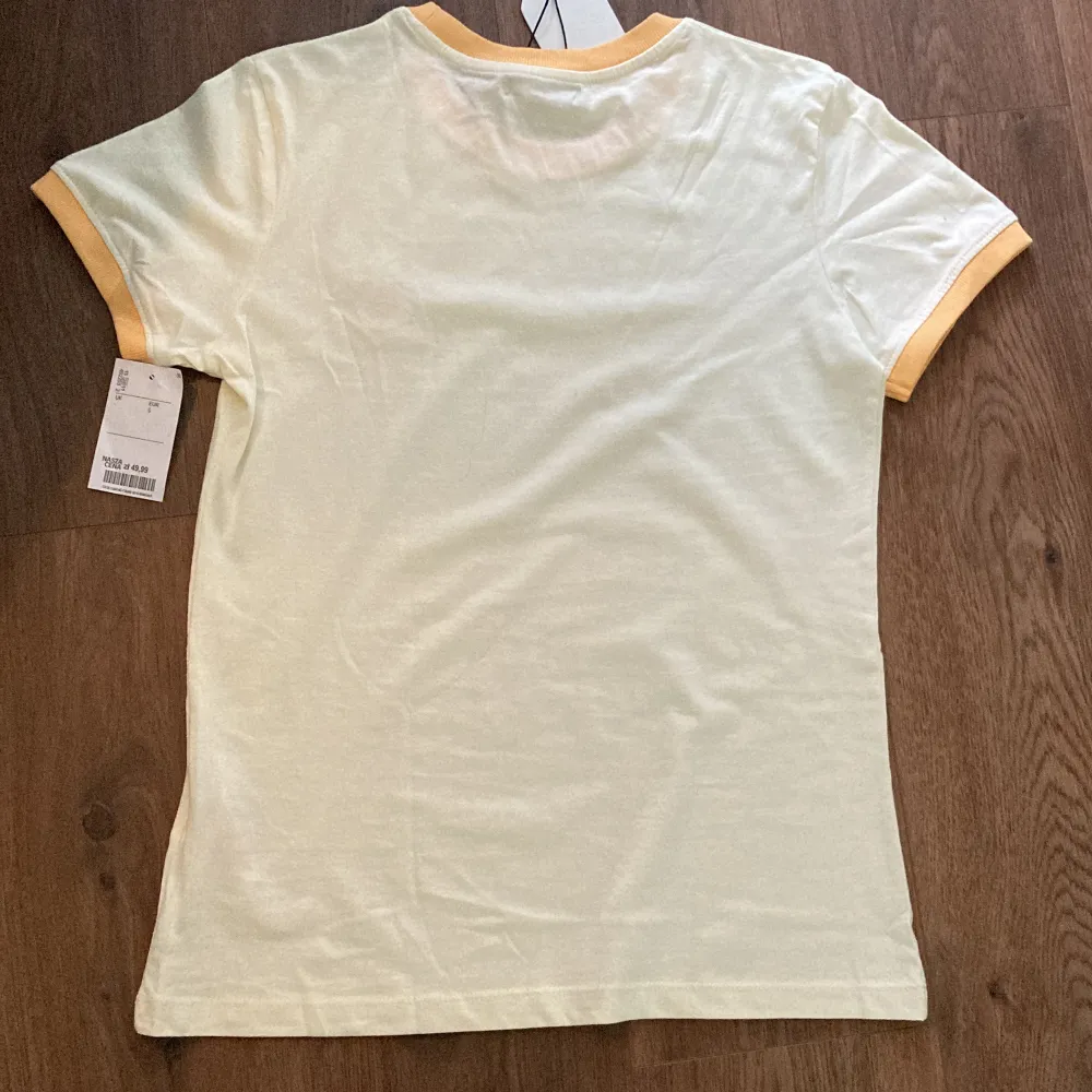 Helt ny ljusgul t-shirt från Brave Soul🎀 Aldrig använt, prislappen är kvar! Nyskick🩷. T-shirts.