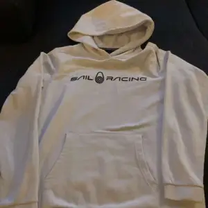 En vit Sail Racing hoodie i storlek 160, bra skick 