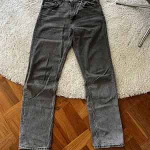Mörkgråa jeans  - Mörkgråa jeans med raka, vida ben. Knappt använda och i mycket bra skick! Byxorna sitter lite tajt på bilden men det är för de inte passar mig längre. Bara att skriva om fler bilder behövs😁