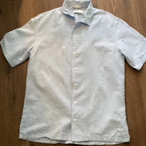 Oversized skjorta från Bershka - Kortärmad randig skjorta från Bershka💕Oversized! Använd bara en - två gånger endast :)