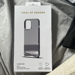 iPhone skal - Helt nytt skal från ideal of sweden. Säljer då jag nu har en annan mobil som ej passar till skalet. Helt oanvänd. (baksidan är som en spegel) nypriset ligger på 299kr men säljer för 199kr
