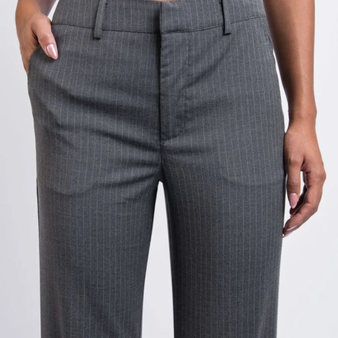 Gråa randiga kostymbyxor från Madlady