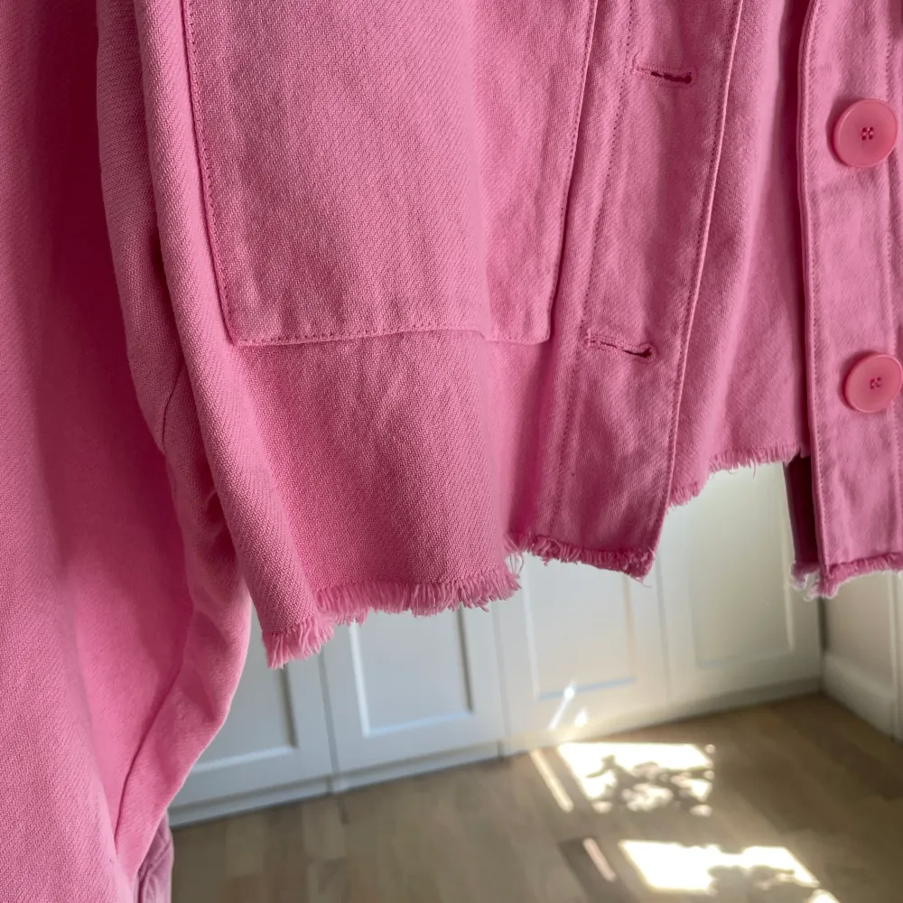 Croppad rosa jacka från Zara. Oversize i modellen. Använd vid enstaka tillfällen och är i fint skick utan anmärkningar 🩷  Storlek XS . Jackor.