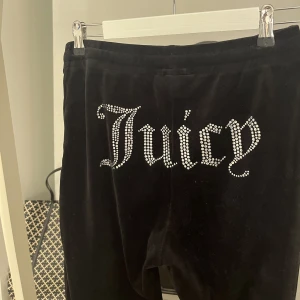 Juicy byxor - Säljer mina juicy byxor som endast är använda ett fåtal gånger (nyskick)! Säljer pga ingen användning, men supersköna🤩Storlek S men passar även M.
