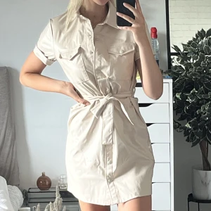 Beige klänning i fejkläder - Jätteskön beige festklänning