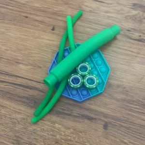 Grönt fidget toys kit  - Inte så mycket använda nu tvättade och rena!