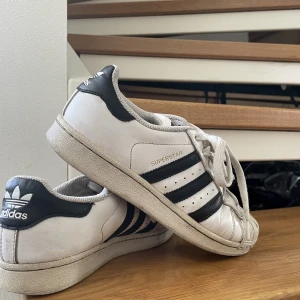 Adidas superstar - Säljer nu mina fina adidas superstar då dem tyvärr är för små. Använt skick men fortfarande jättefina. Strl 36 1/2