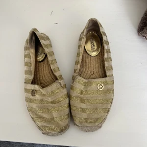 Espadrillos - Säljer dessa espadrillos från Michael Kors med guldiga och glittriga ränder.❤️