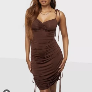 Nelly klänning - Säljer denna fina Nelly klänningen som är slutsåld, aldrig använd innan har fortfarande prislapp på🖤