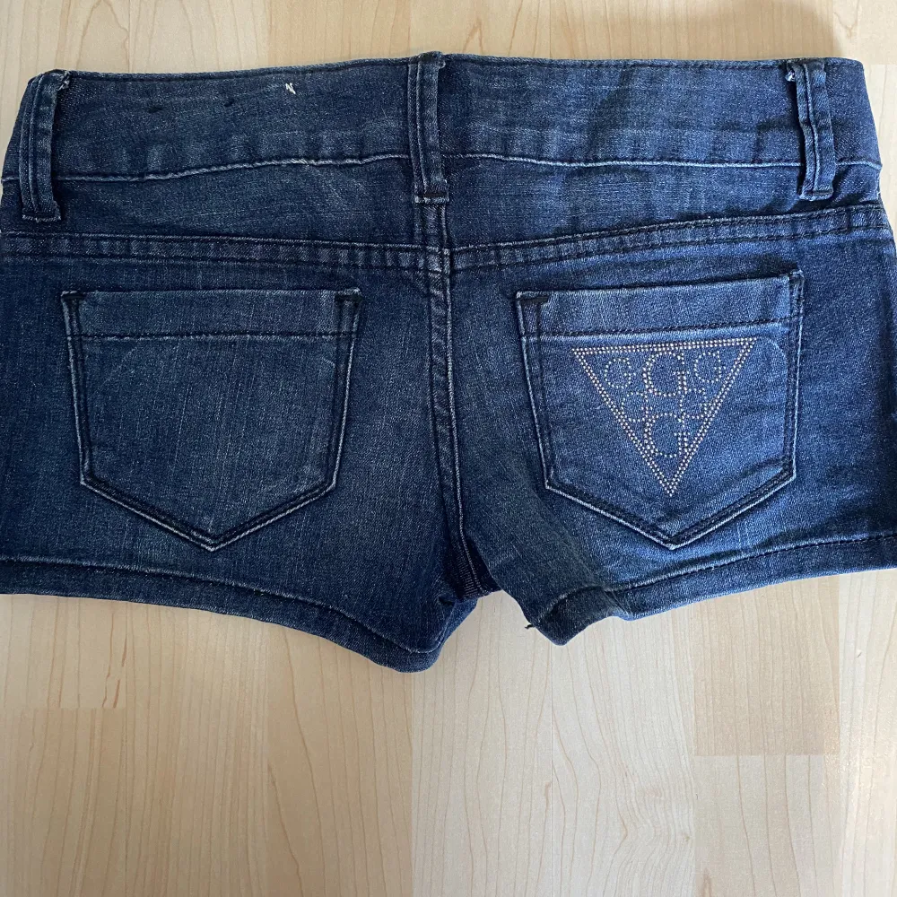 Oanvända guess shorts lågmidjade superfina verkligen! Köparen står för frakt.. Shorts.