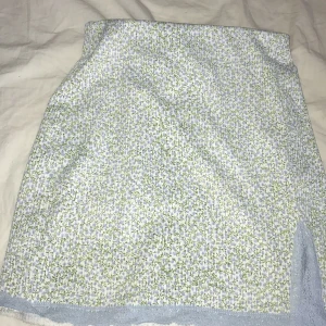 Blommig kjol - En hm kjol till salu då den inte kommer till användning alldrig använd bara provad som man kan se på bilden skriv vid intresse så kan vi prata om pris 