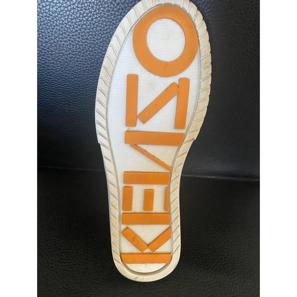 Kenzo slip in skor storlek 39 Använda vid 2 tillfällen. Färgen är mörklila/mörkblå  Skickar fler bilder om det önskas Unisex skor. Skor.