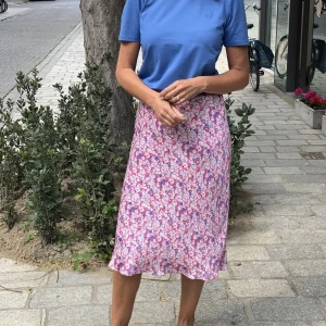 Kjol från Leveté Room  - Kjol i rosa blommigt mönster. Aldrig använd. Nypris 1800.