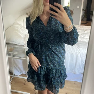 Klänning - Säljer denna så fina klänning ifrån TRENDYOL. Endast använd ett fåtal gånger. Hör av dig vid frågor eller intresse☺️